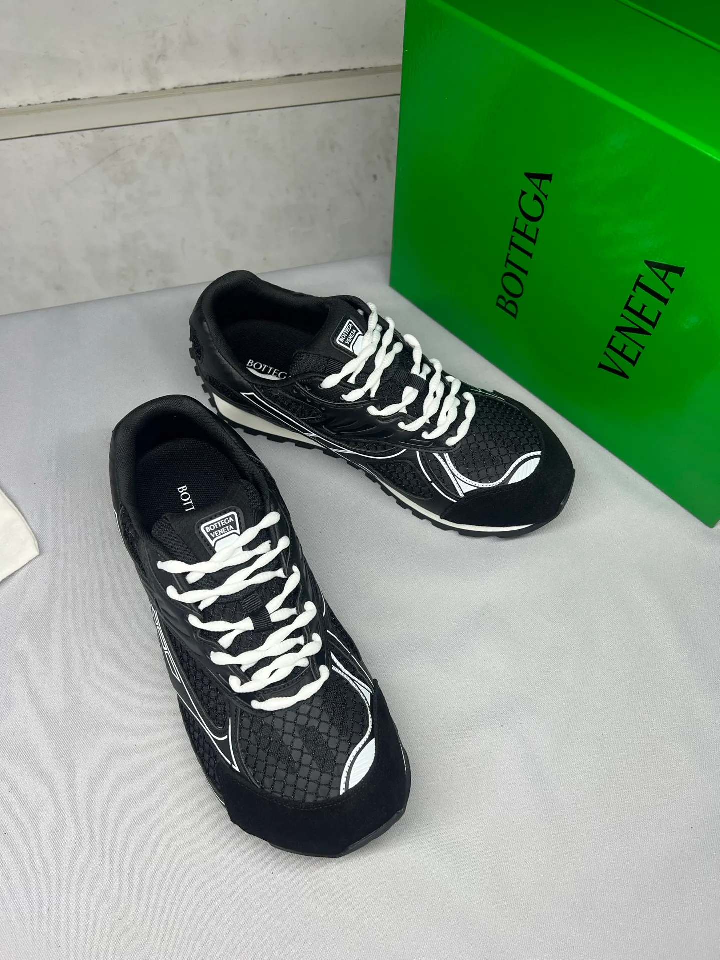 👟👟Ex-factory price 600👟👟 Male +10 Real photos of bright black 🔥🔥BV Orbit sneakers Wang Yibo's same style couple's dad shoes Runner sneakers, made of lightweight technical mesh fabric. Matched with geometric pattern designed rubber outsole, men's and women's king series, high version. Look for the package technology. It is actually much taller, but the legs are still slim. Very nice, playable and durable. Matched to the standard💯 package shoe technology. Look for the high version. The outsole is made of color-blocked TPU outsole. Women's model 35 36 37 38 39 40 41 42 (40 41 42 customized) Men's model 39 40 41 42 43 44 45 46 47 (45 46 47 code customization) (Customer logo can be accepted without refund and exchange price is excellent) Equipped with original packaging